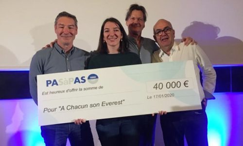 Remise cheque association A chacun son Everest